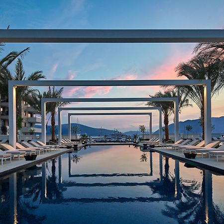 Regent Porto Montenegro ティヴァト エクステリア 写真 The swimming pool at the hotel