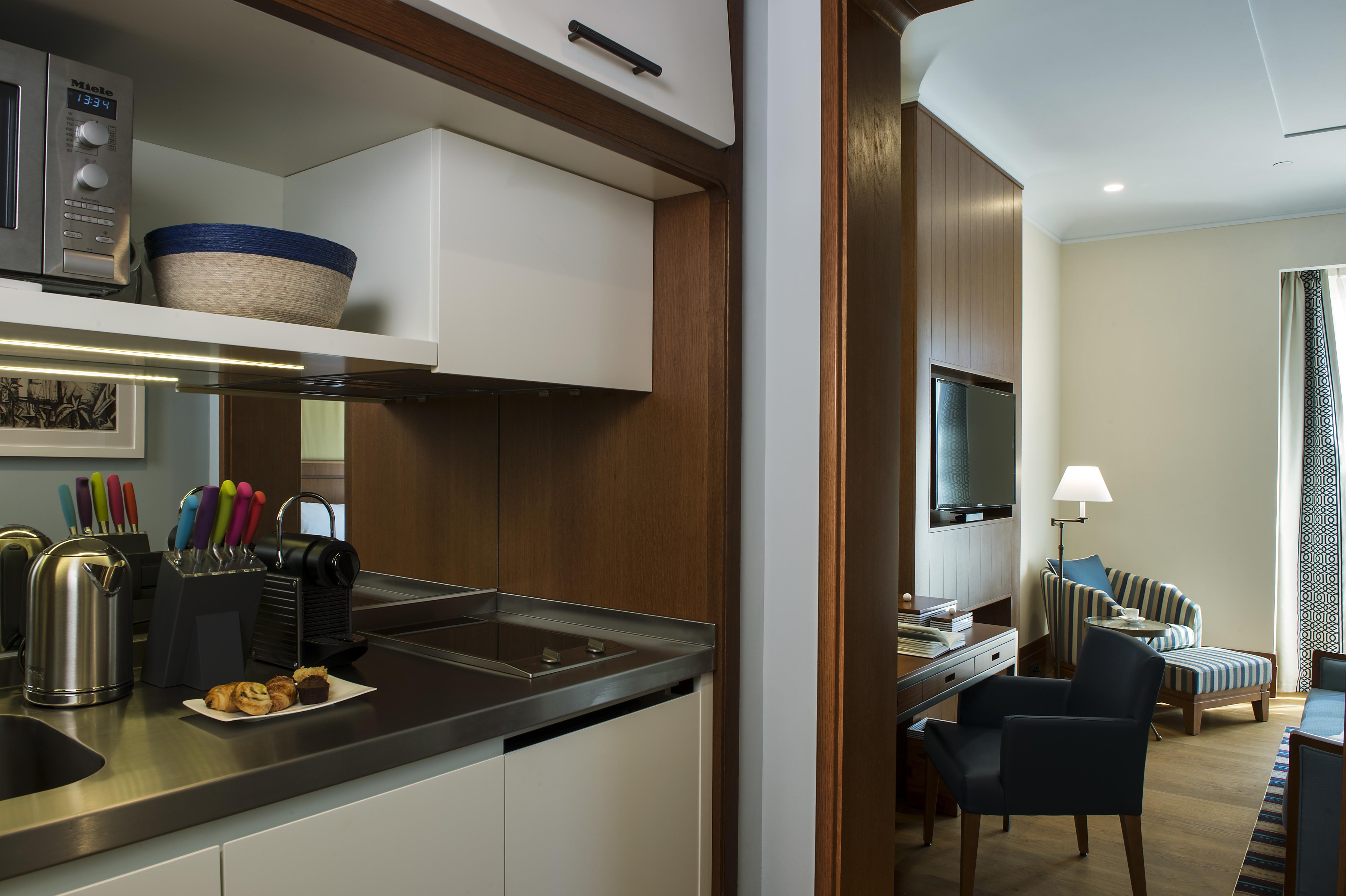 Regent Porto Montenegro ティヴァト エクステリア 写真 A kitchen in a hotel suite