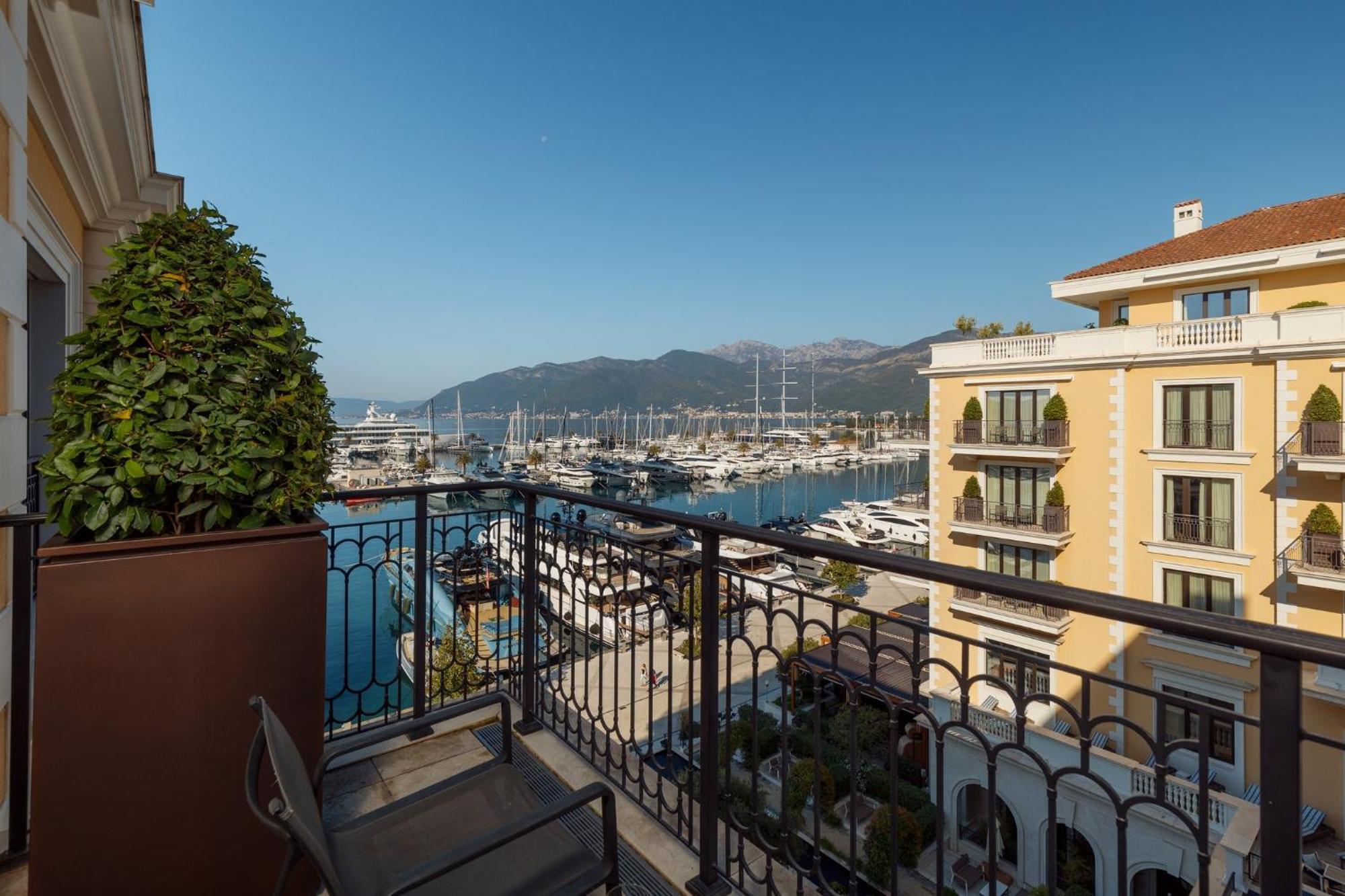 Regent Porto Montenegro ティヴァト エクステリア 写真 View of the port of Glyfáda