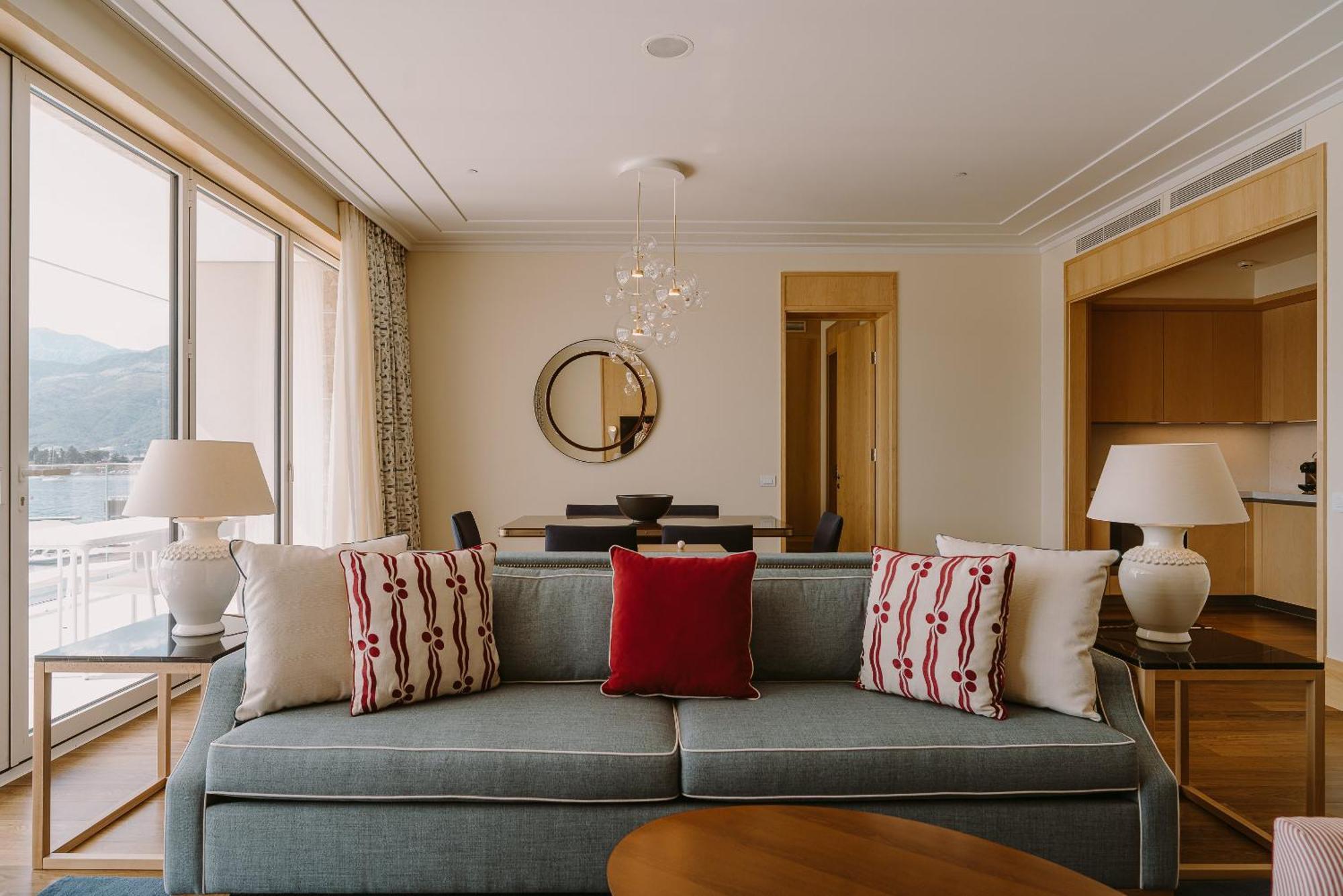 Regent Porto Montenegro ティヴァト エクステリア 写真 A living room at The Mira Hong Kong