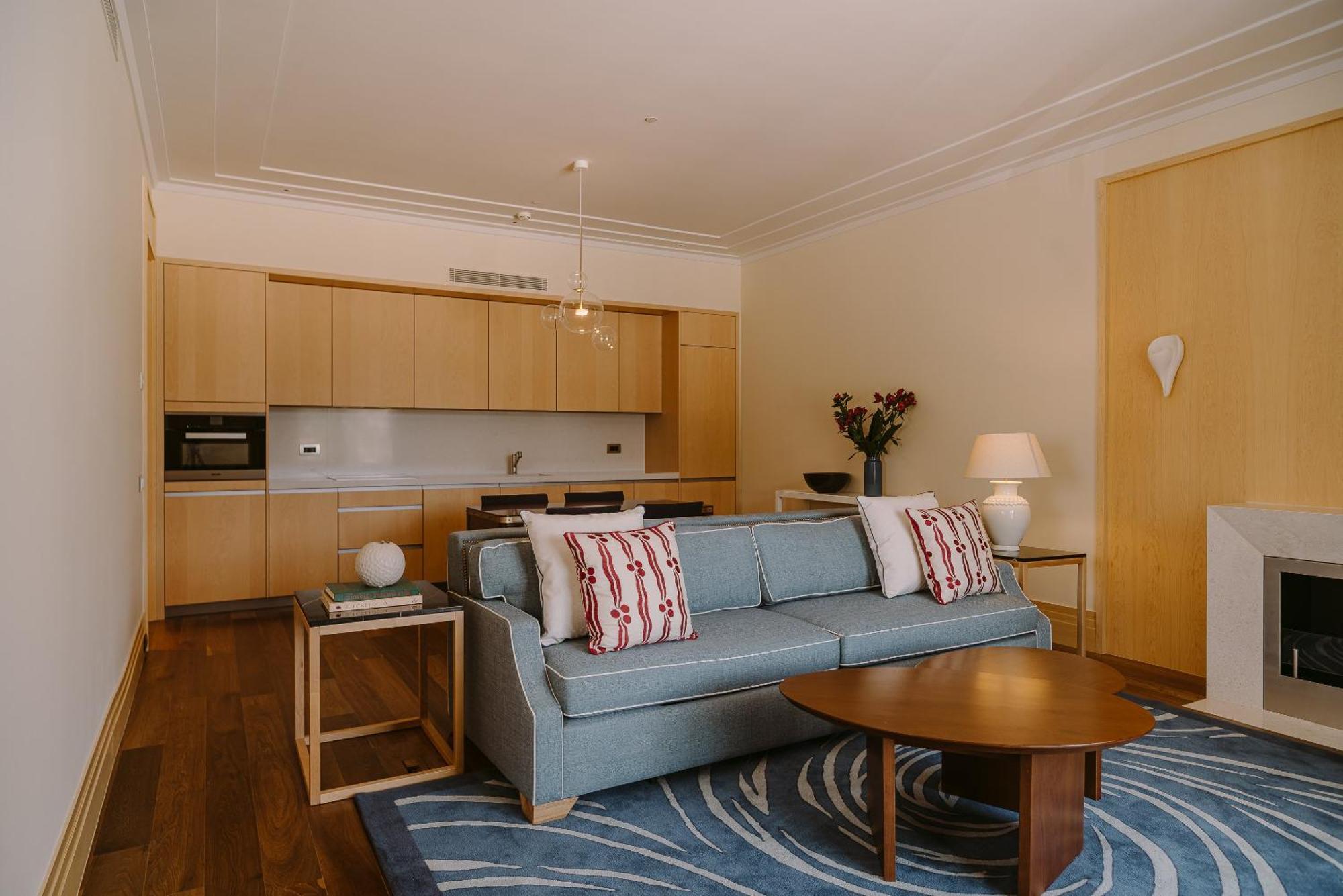 Regent Porto Montenegro ティヴァト エクステリア 写真 A living room at the hotel