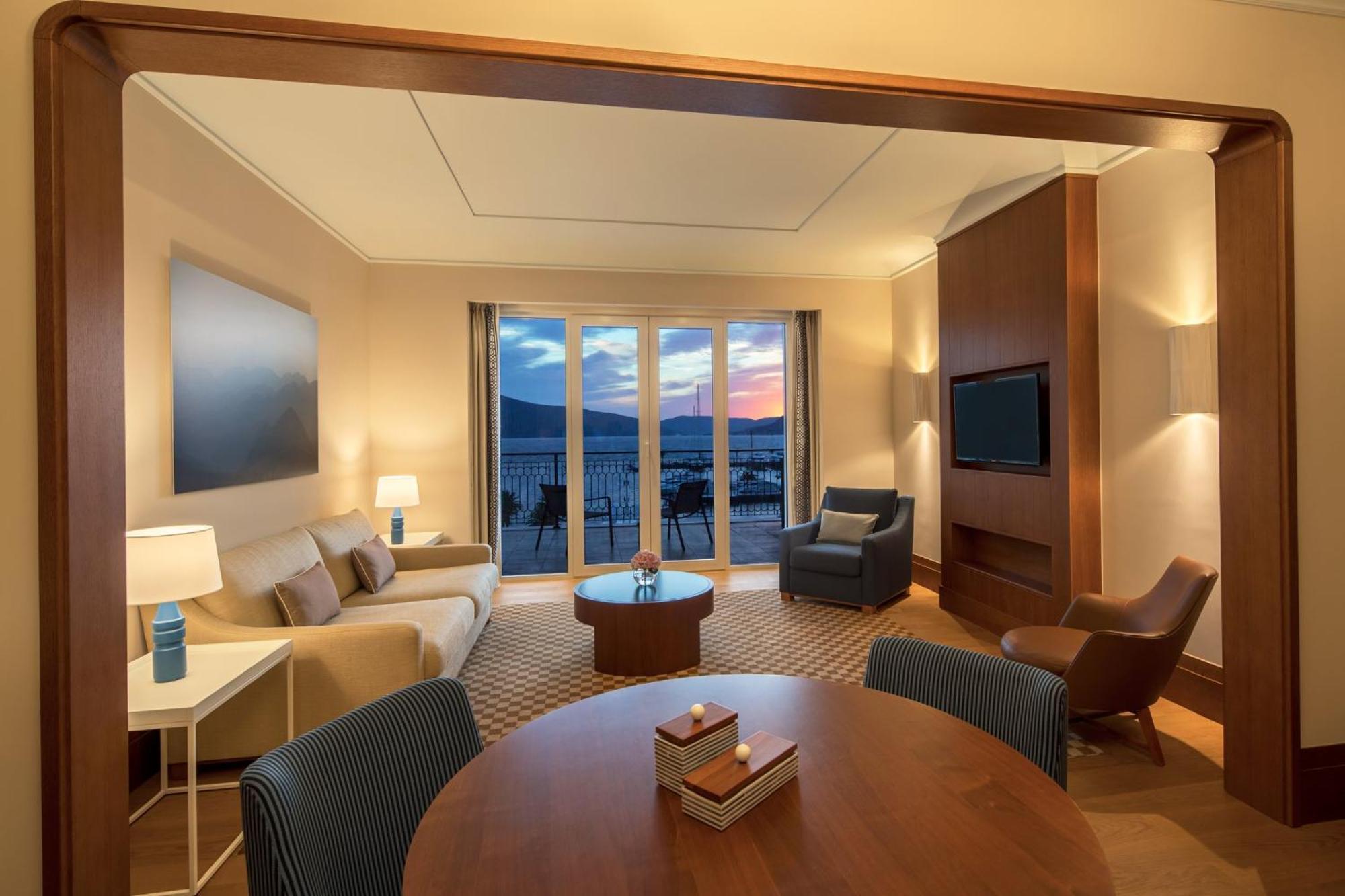 Regent Porto Montenegro ティヴァト エクステリア 写真 A suite at the Westin Maldives