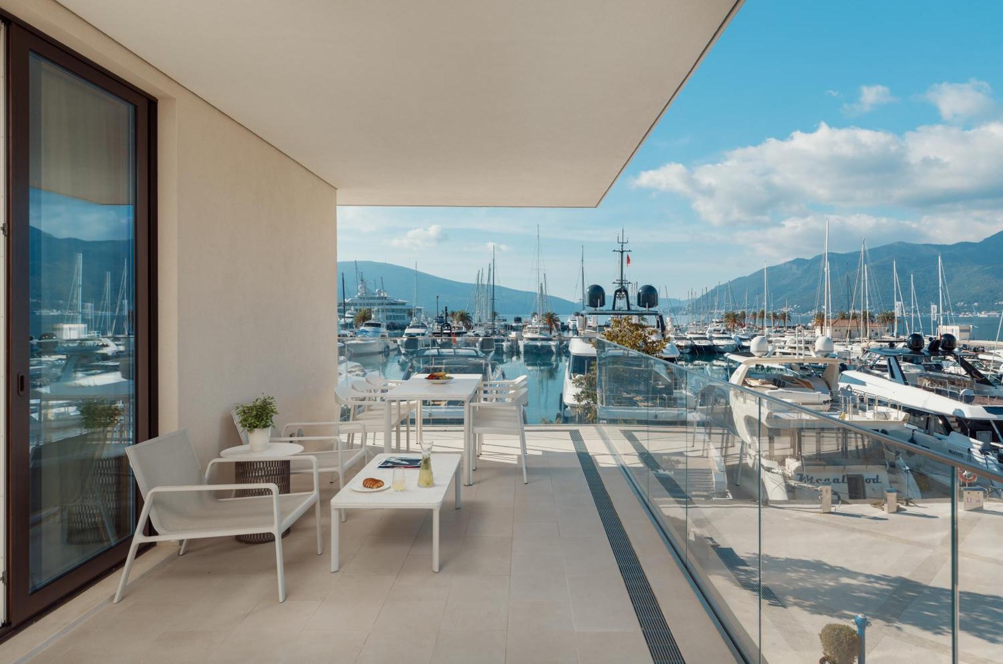 Regent Porto Montenegro ティヴァト エクステリア 写真 View of the Port of Glyfáda