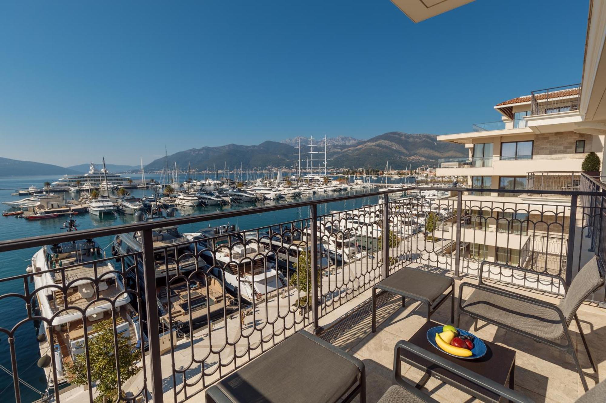Regent Porto Montenegro ティヴァト エクステリア 写真 View of the port of Glyfáda