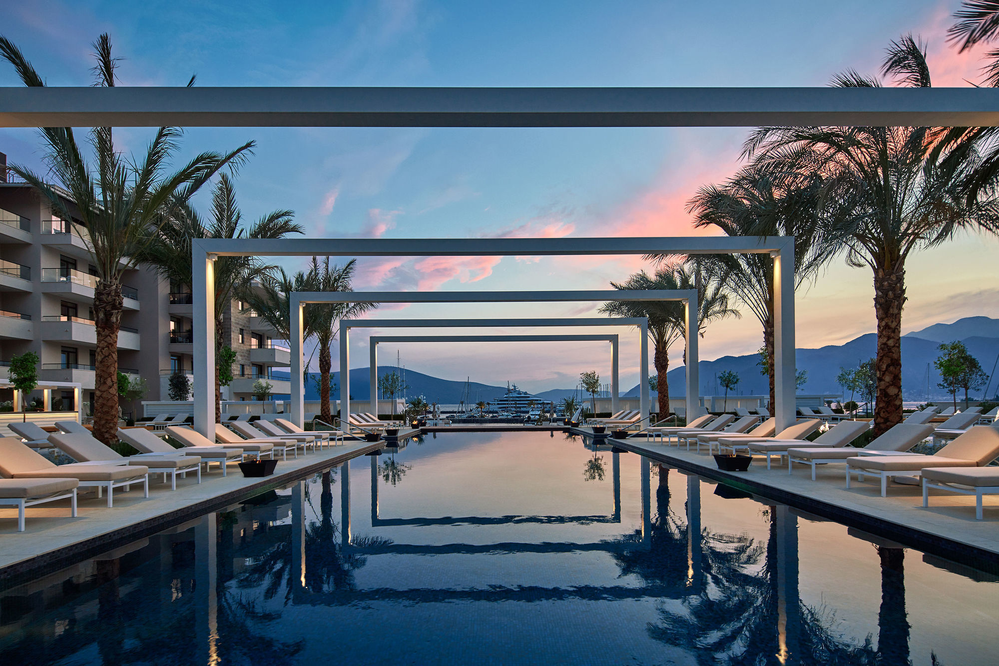 Regent Porto Montenegro ティヴァト エクステリア 写真 The swimming pool at the hotel